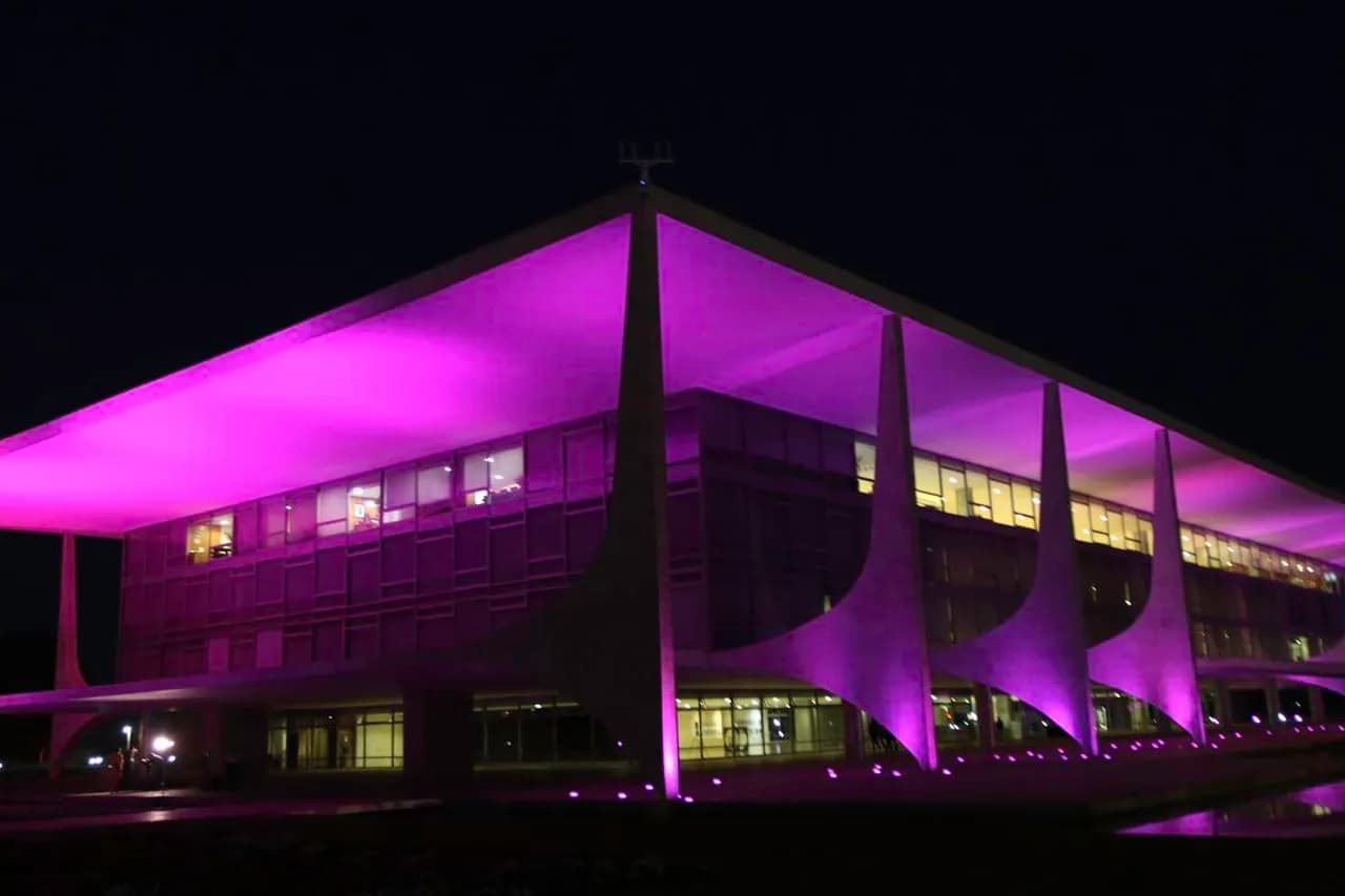 Imagem ilustrativa: O Palácio do Planalto é um dos monumentos de Brasília iluminados de rosa para a campanha Outubro Rosa, de conscientização sobre a importância da detecção precoce do câncer de mama