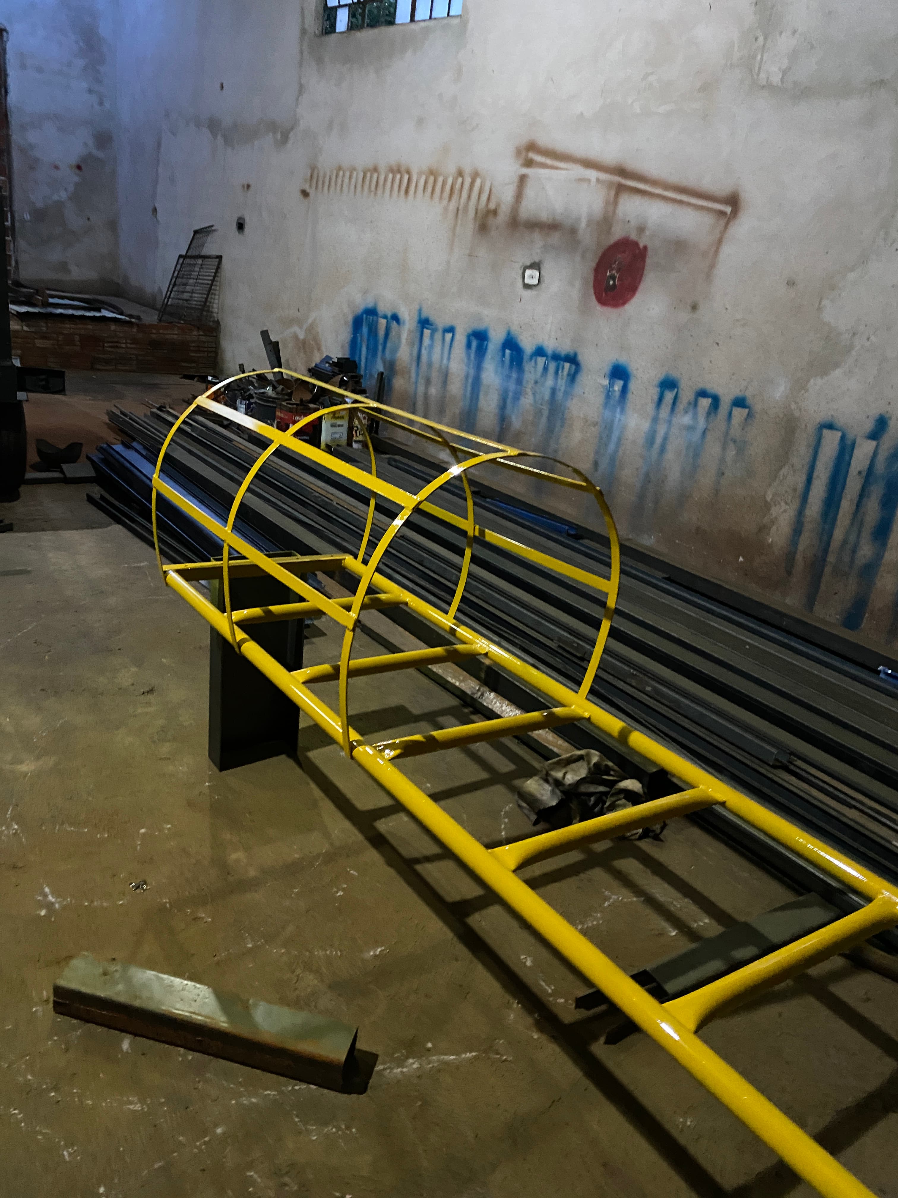 Estrutura metálica de carreta em fabricação