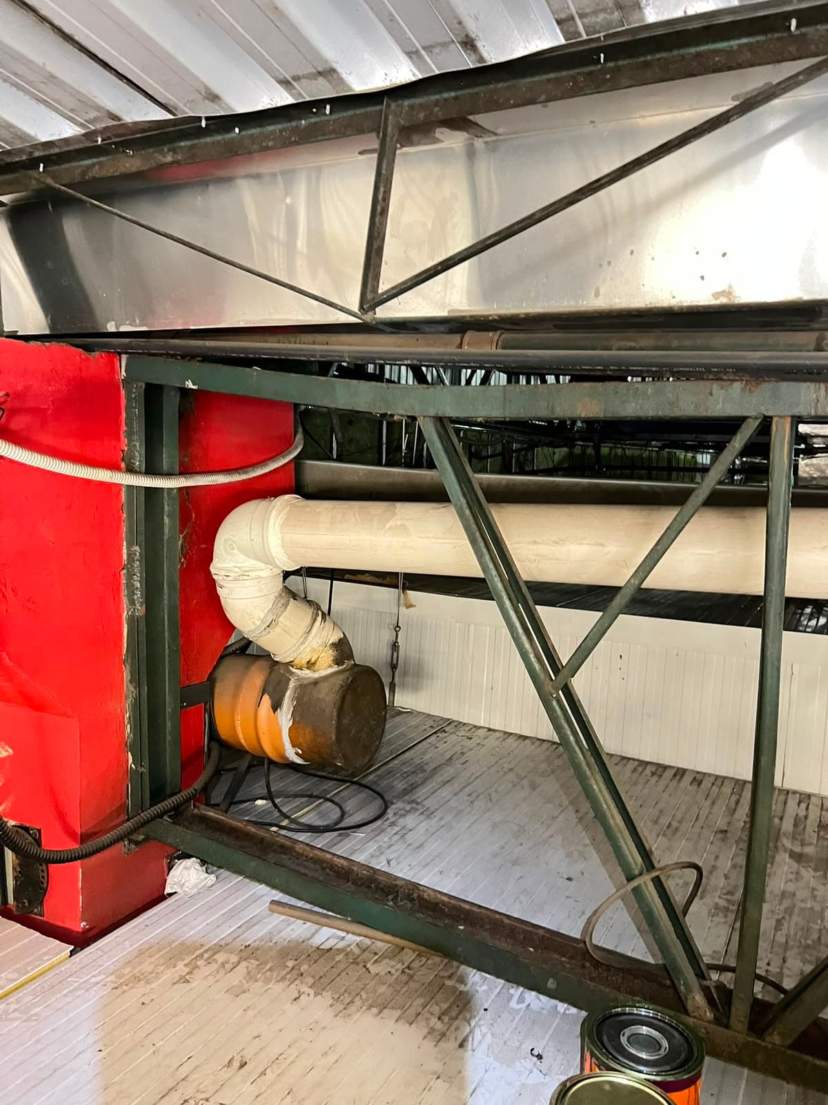 Estrutura metálica com equipamento de ventilação instalado