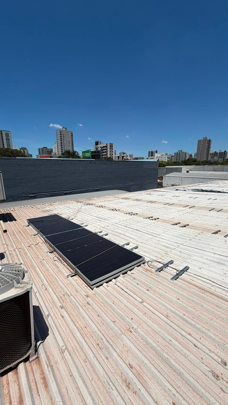 Instalação de painéis solares em telhado industrial