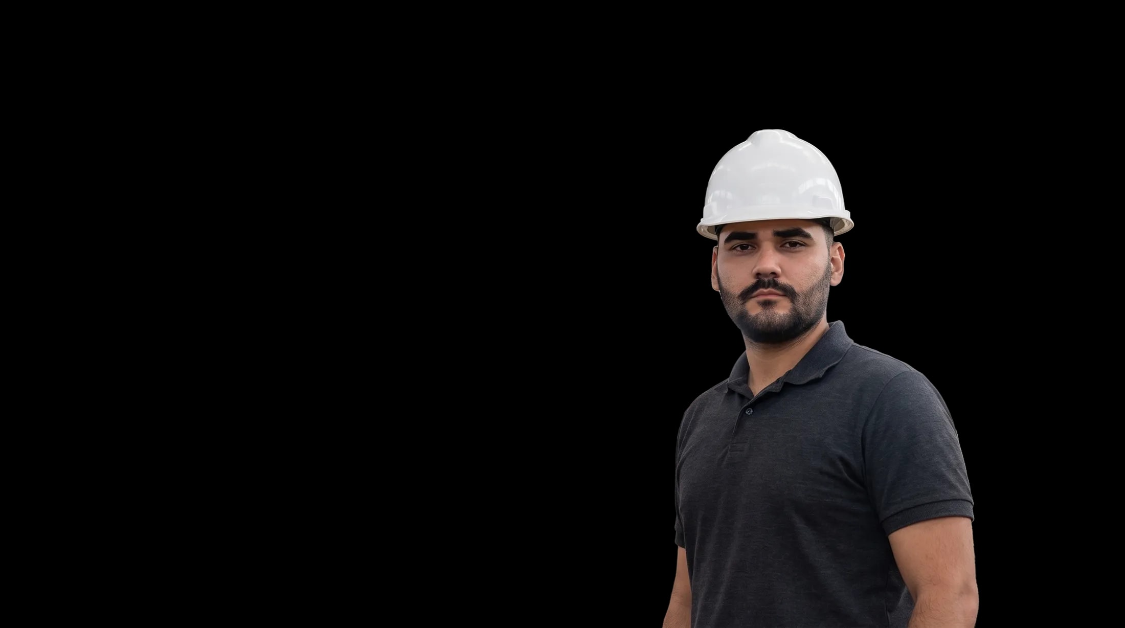 Eng. Marcelo Ximenez, de capacete, em um galpão metálico