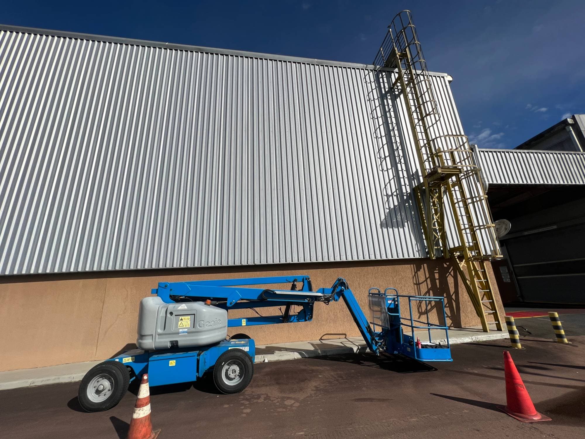 Acesso à cobertura com plataforma elevatória