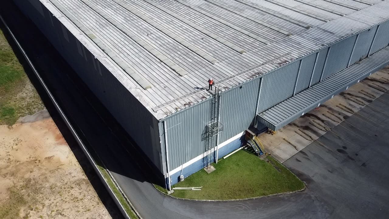 Vistoria aérea de cobertura industrial