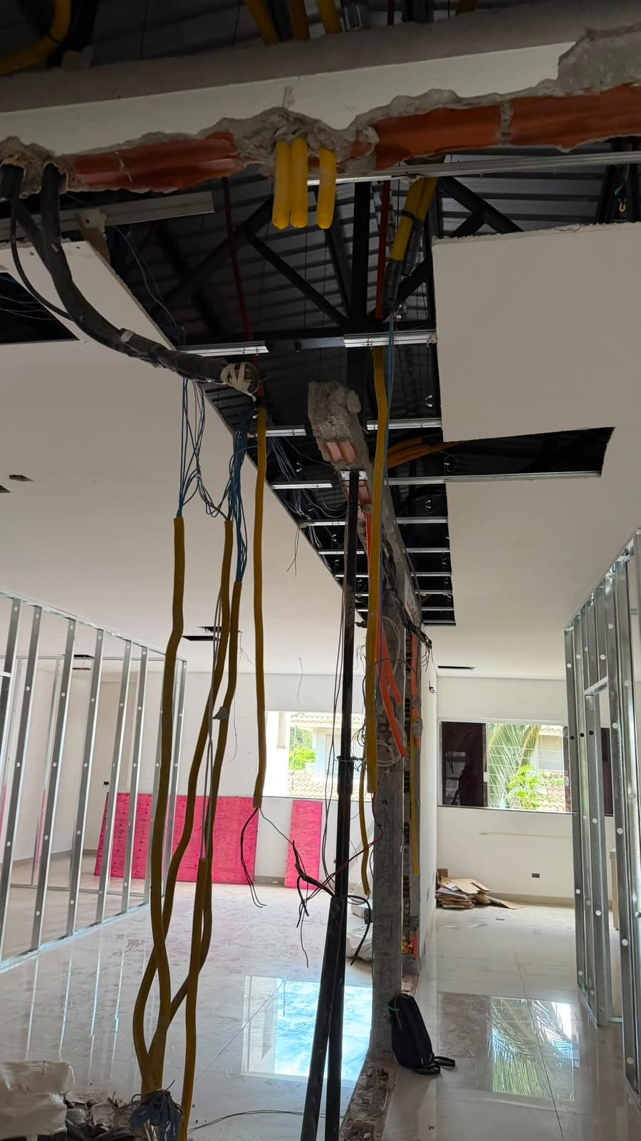 Instalação de dutos flexíveis e infraestrutura elétrica no forro