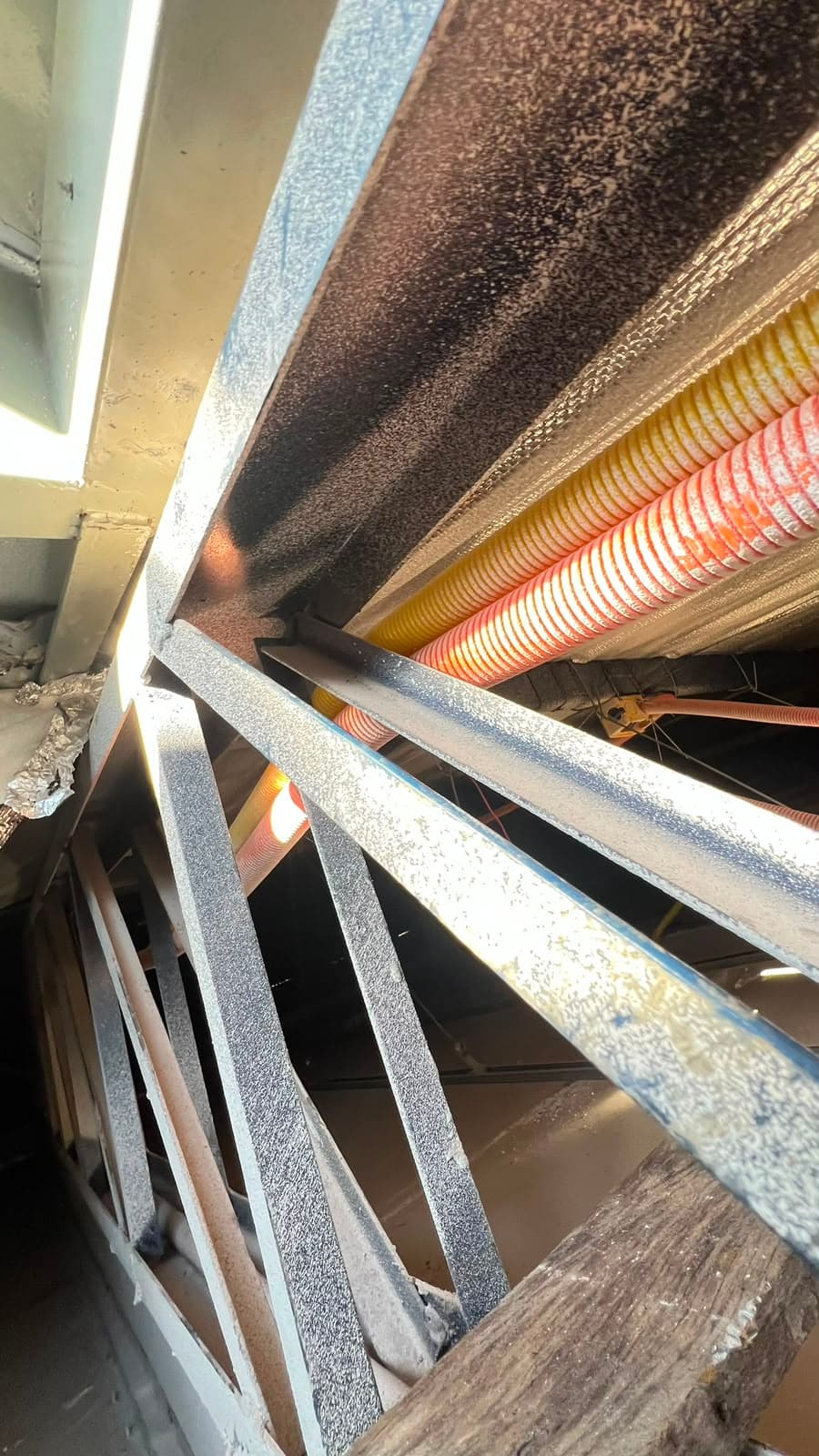 Dutos flexíveis e estrutura metálica de climatização
