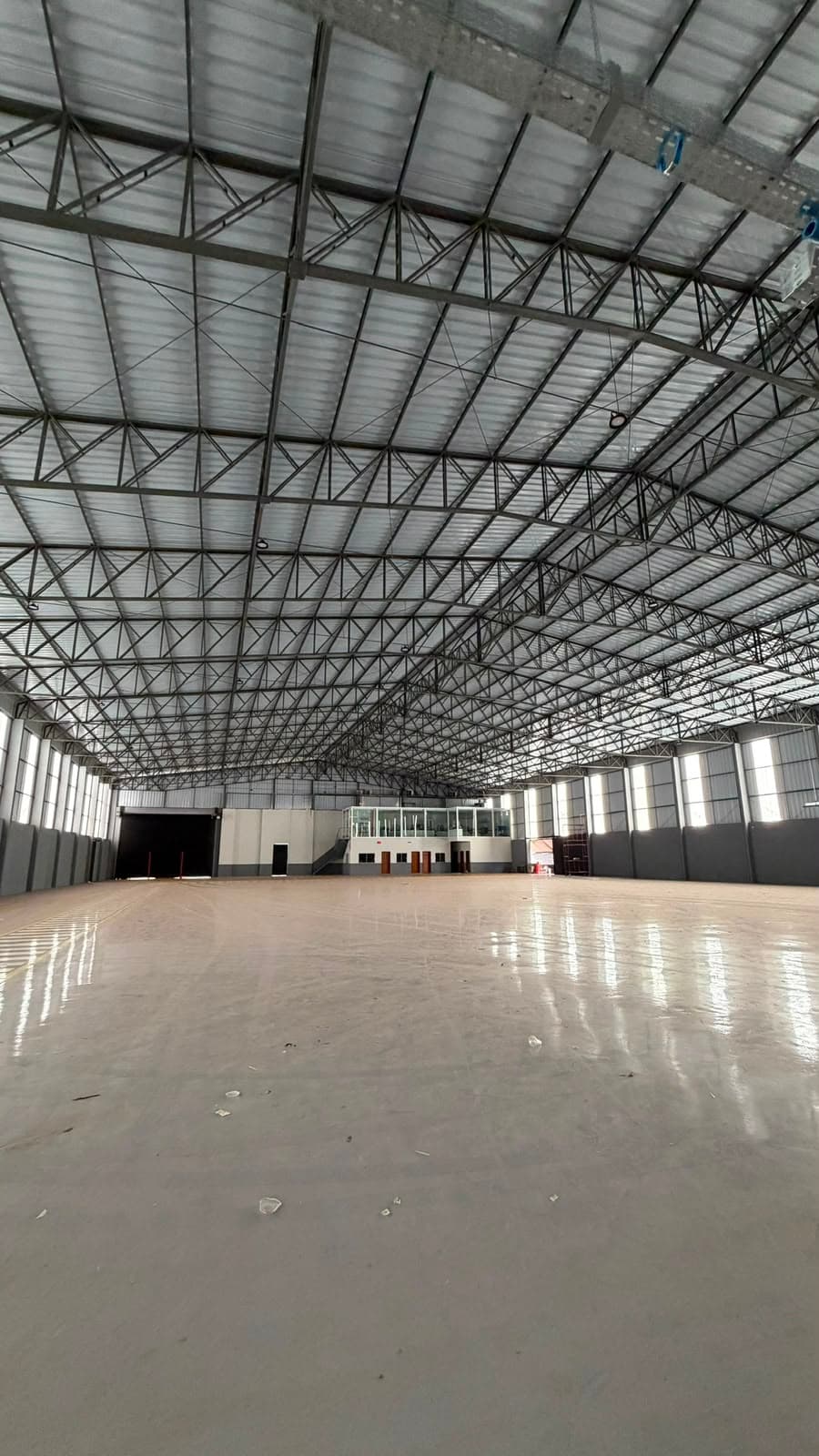 Estrutura metálica de galpão industrial finalizada