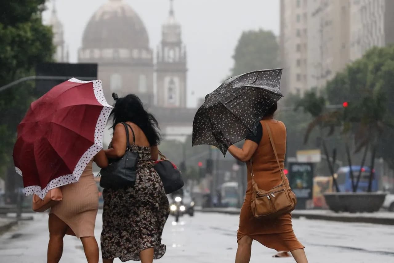 Imagem ilustrativa: Rio de Janeiro (RJ) 22/03/2024: Temporal atinge o Rio de Janeiro e trabalhadores deixam a região central da cidade, que tem ponto facultativo decretado com previsão de chuvas extremas.